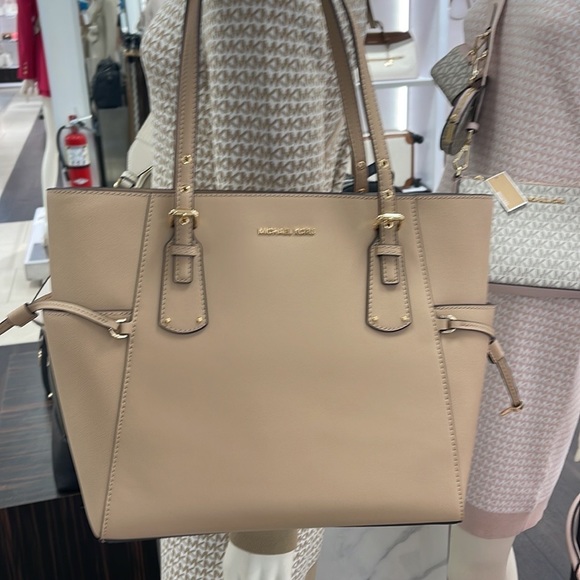 Michael Kors Voyager Small Saffiano Leather Tote Bag
30H1GV6T4T
NWT
OYSTER - Picture 10 of 16